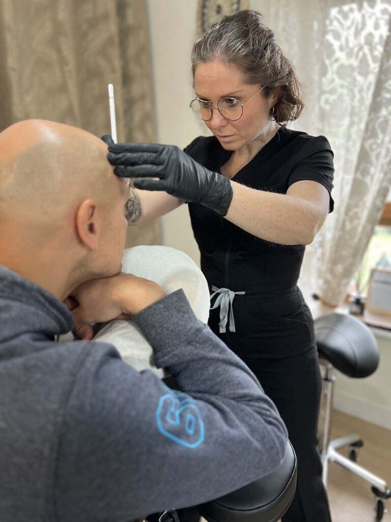 tatoueuse spécialisée en tricopigmentation