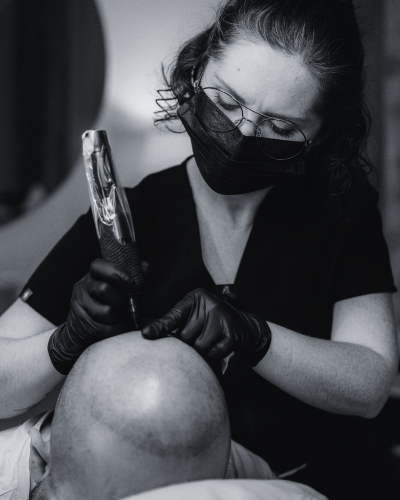 Photo d’une séance de tricopigmentation en cours à Bordeaux, réalisée avec précision pour recréer un effet de densité capillaire naturel. Chaque point est travaillé minutieusement afin d’obtenir un rendu harmonieux et adapté à chaque personne. nouvelle aquitaine gironde talence mérignac pessac bègles